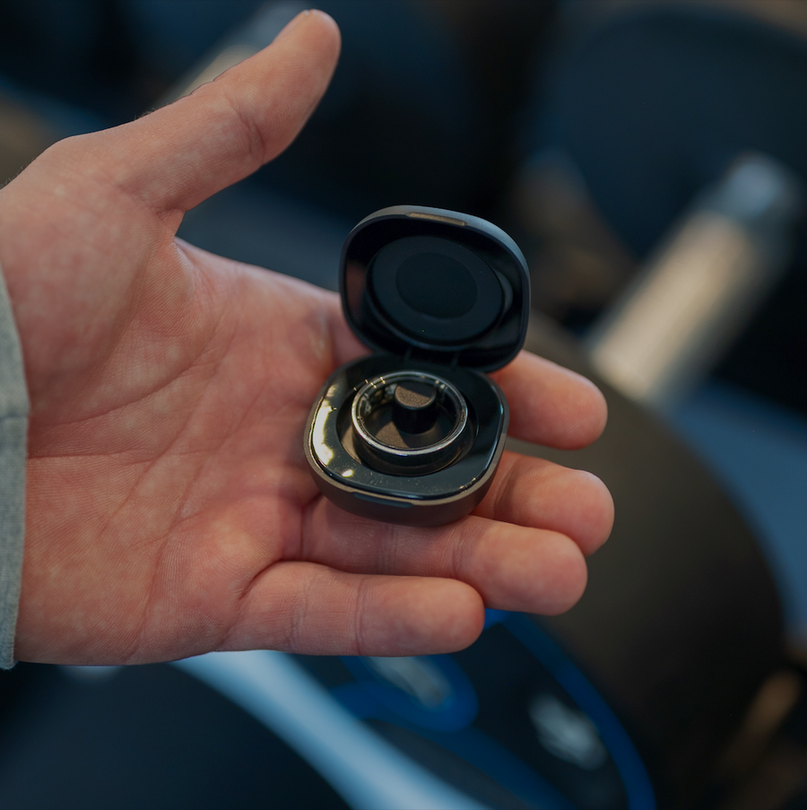 Fitorb Smart Ring in de opladingscase in de hand